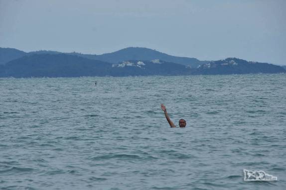 Dando um mergulho na tranquila praia de Daniela,  no norte de Florianópolis, Santa Catarina